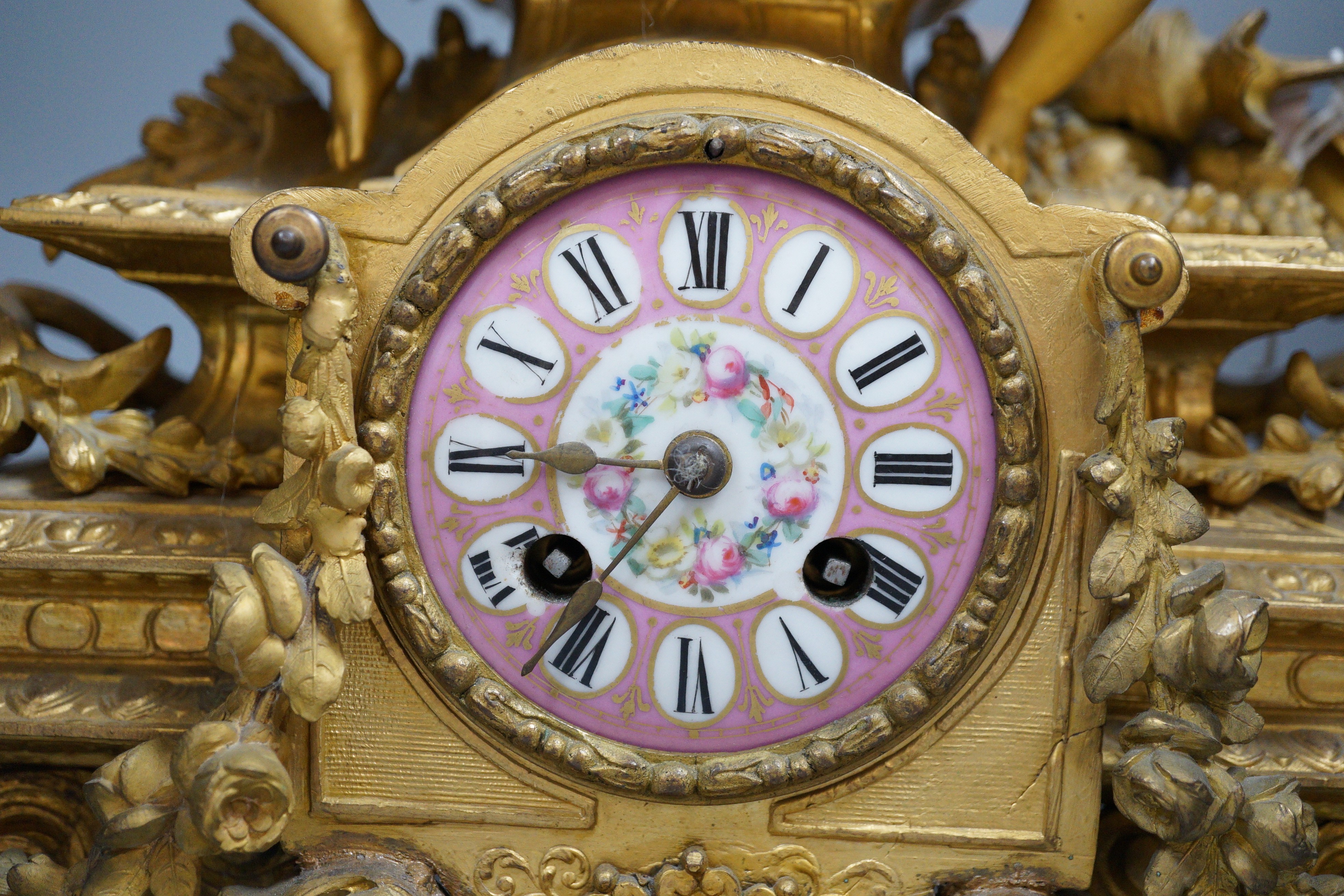 A French putti mounted spelter mantel clock, 32cm